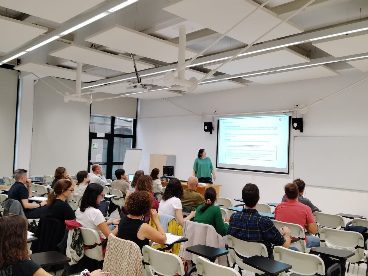 habitatgediba's tweet photo. Aquest matí hem començat el curs sobre "Inclusió de criteris d'ambientalització, industrialització i salut en la provisió d'habitatge social". Hi hem presentat els models de bases per redactar plecs de condicions que valorin la incorporació d'aquests paràmetres als projectes https://t.co/ObYFIca5xO