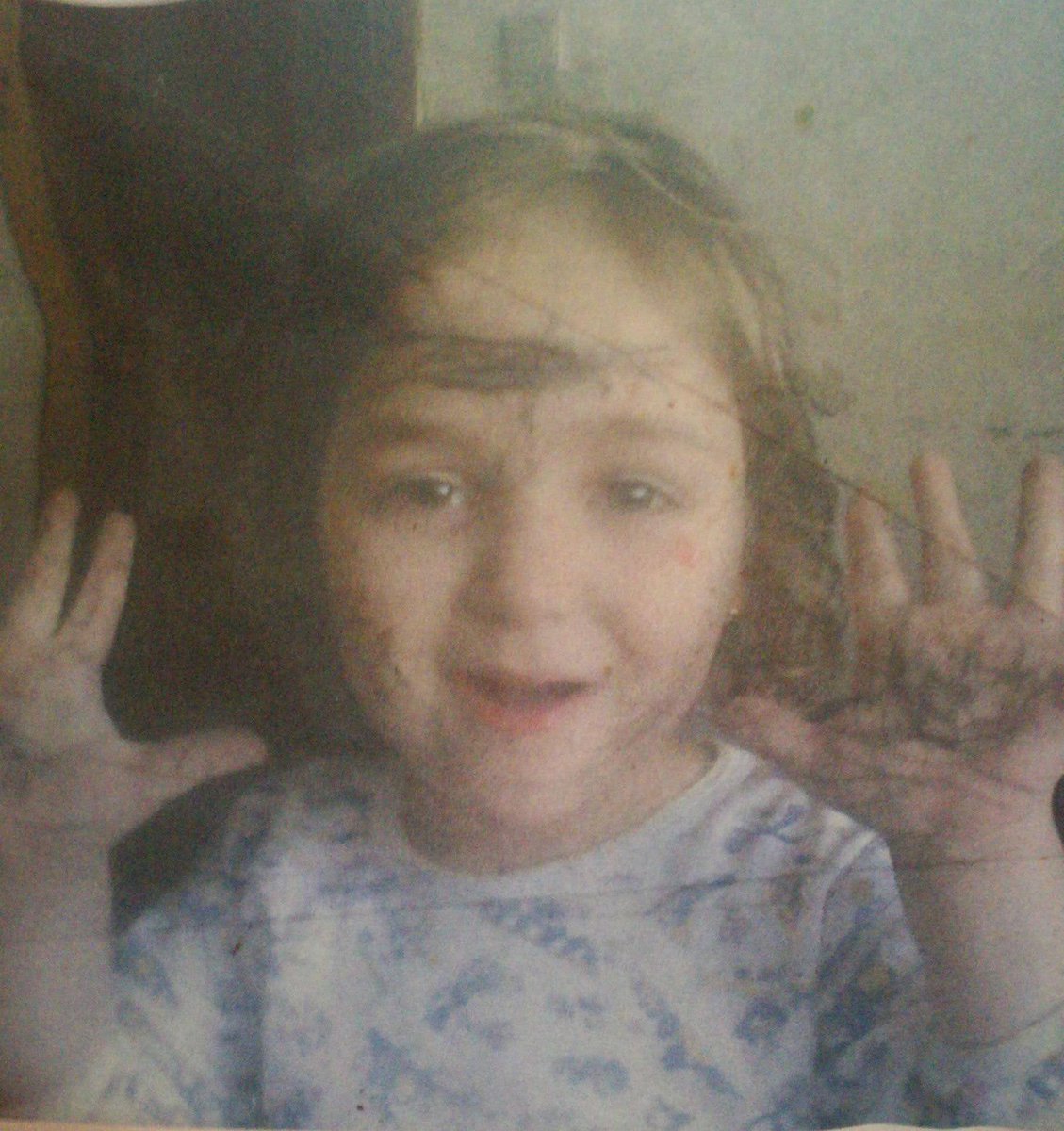 sofiaisaway's tweet image. Thread de desenhos que fiz ao longo dos anos e que encontrei aqui, não são os melhores, muitos estão inacabados… para eu continuar se lembrar
(+ foto de mim quando era criança porque essa deve ter sido uma das minhas primeiras obras de artekkk)