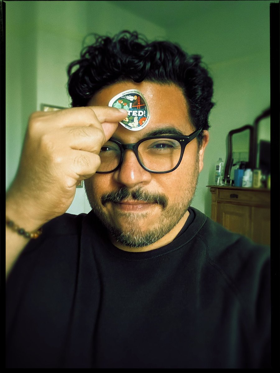 esta es mi primera elección como ciudadano americano. voté para preservar la democracia en el país que me abrió las puertas hace 10 años. voté por la seguridad de mi familia, mi comunidad inmigrante y mis amigues lgbtq+.

por esas y muchas más razones, voté por #KamalaHarris 🗳️
