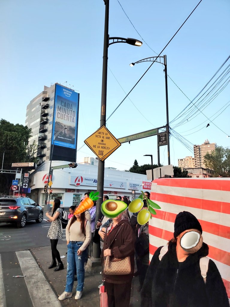 rozarioR's tweet photo. @BicireporteraDF @HectorUlisesGN Y con él podemos solicitar que los publicistas de @soyelenarose quiten su publicidad de los señalamientos de tránsito??? O a quién se lo pedimos?? https://t.co/7gSZJCvBo4