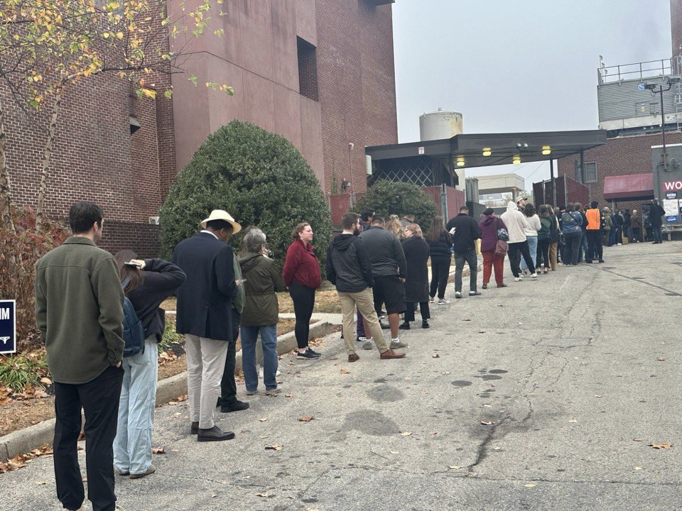 Long lines in all the right places in Philly. 
Young ppl will save us!! #PhillyForHarrisWalz