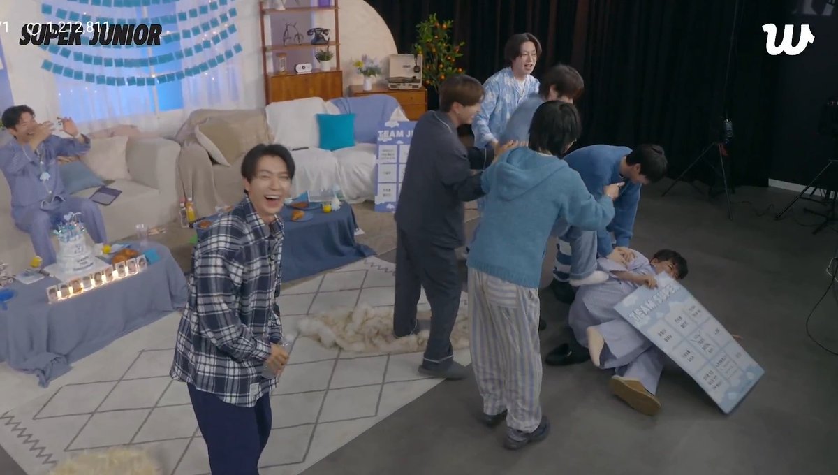 iresineherbstii's tweet photo. Donghae during the Inkigayo Incident while suju is fighting knowing that the fight was started by him:

#슈퍼주니어 #SUPERJUNIOR
#19YearsWithSUPERJUNIOR
#SUPERJUNIOR_19th_Anniversary https://t.co/GlK1nZDb7l