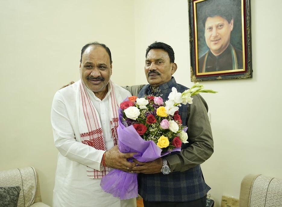 Mahendrakhatora's tweet photo. भोपाल पहुंचकर आज केबिनेट मंत्री, माननीय श्री तुलसी सिलावट जी को जन्मदिवस की हार्दिक शुभकामनाएं एवं मंगलकामनाएं प्रेषित कीं। आपका समर्पण और सेवा भावना हम सभी के लिए प्रेरणास्त्रोत है। 

ईश्वर से प्रार्थना है कि आपको उत्तम स्वास्थ्य और दीर्घायु प्रदान करें। https://t.co/hRhKJe27sS