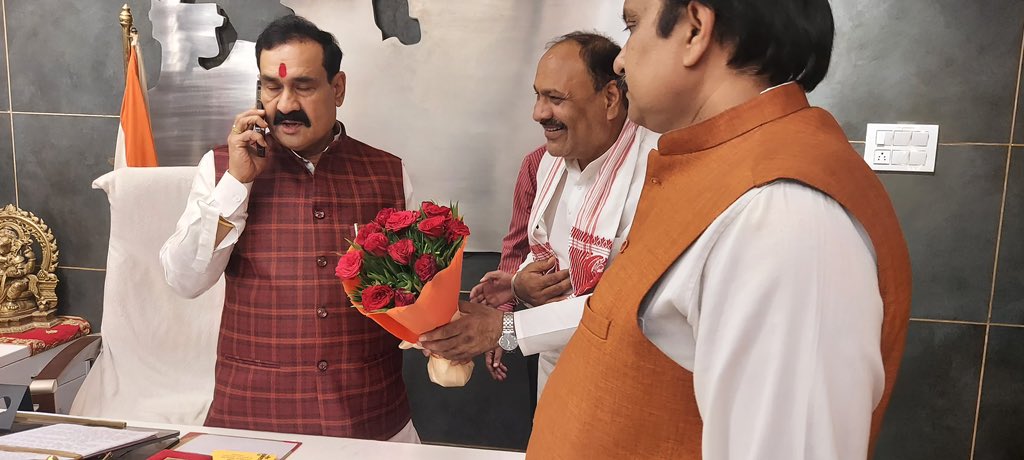 भोपाल पहुँचने पर आज माननीय पूर्व गृह मंत्री श्री नरोत्तम मिश्रा जी से उनके निवास पर शिष्टाचार भेंट की। उनके कुशल नेतृत्व और प्रेरणादायक विचारों से हमेशा मार्गदर्शन मिलता है।