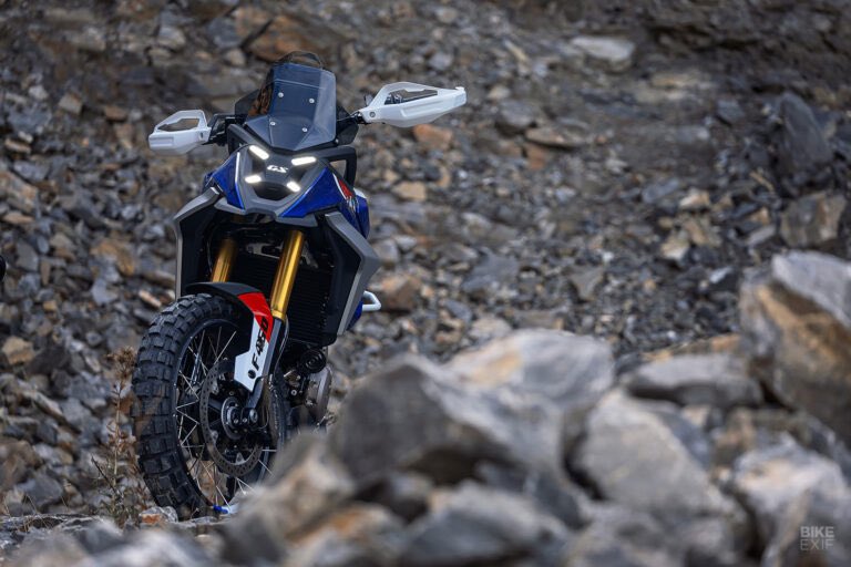 PutiMotor's tweet photo. BMW Motorradが、コンセプトモデル「F 450 GS」を発表❗️

新型BMW R 1300 GS のスケールモデルのようなスタイル。

直列2気筒で、排気量は450 ccと推測。

出力48 馬力、重量175 kg。

「ほぼ量産準備完了」😳

https://t.co/sPSmTDGwWV https://t.co/sYFLOdzS48