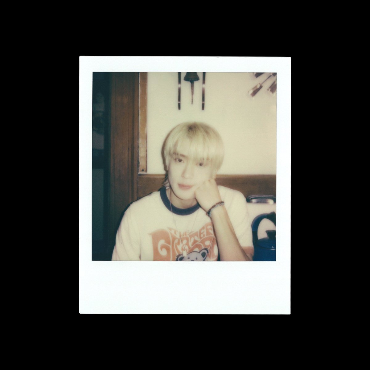 It's like a polaroid love
Love, that old-fashioned feeling.