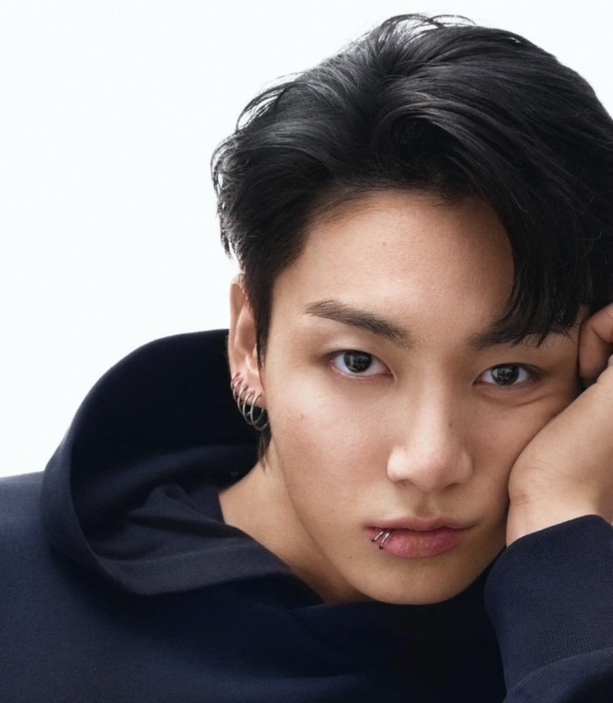 Without an album, ROSÉ (41.4M) effortlessly breaks the record for highest monthly listeners peak for a K-pop soloist in history on Spotify, surpassing Jungkook (40.7M).