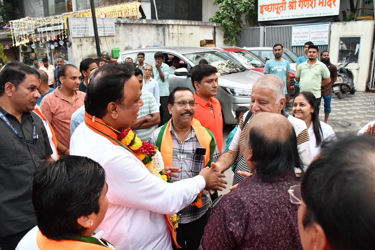 ShelarAshish's tweet photo. जल्लोष रथयात्रेचा! 

वांद्रे पश्चिम विधानसभा मतदारसंघातील वार्ड क्रमांक 97 मध्ये रथय���त्रा काढण्यात आली. रथयात्रेसाठी बहुसंख्येने कार्यकर्त्यांची आणि नागरिकांची असलेली उपस्थिती, सर्वांचा मिळणारा पाठिंबा आणि प्रेम हेच महायुतीचे बळ दर्शवते. 

The incredible response from our citizens and karyakartas for the Mahayuti Rath Yatra in Ward No. 97, Vandre West constituency has truly touched my heart. Their love and unwavering support fuel my commitment to work harder. 

#AshishShelar