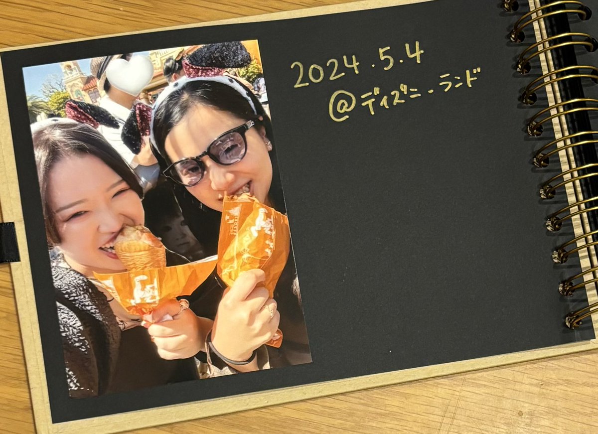 GOTO385han's tweet photo. 会社のともだちから1ヶ月遅れの誕生日プレゼントをいただいた🫶
すごい！思い出いっぱい！エモい！
と呑気に喜んでたら、実は違和感だらけのアルバムだった…………
一部分だけ載せるんですが、みなさんはお気づきでしょうか……？ https://t.co/B4g89FjmrQ