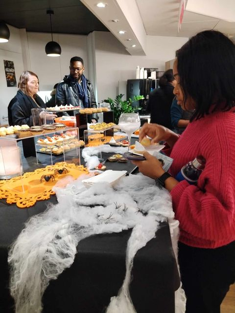 #viedecampus |  Ce midi c'était Halloween au Groupe IGS Formation Continue!

Nos promotions inter-entreprise Responsable du Développement RH et Chargé des RH et intra -entreprise, <a href="/OrangeStoreOff/">Orange Store</a>  et COLISEE ont pu profiter d'une pause sucrée.