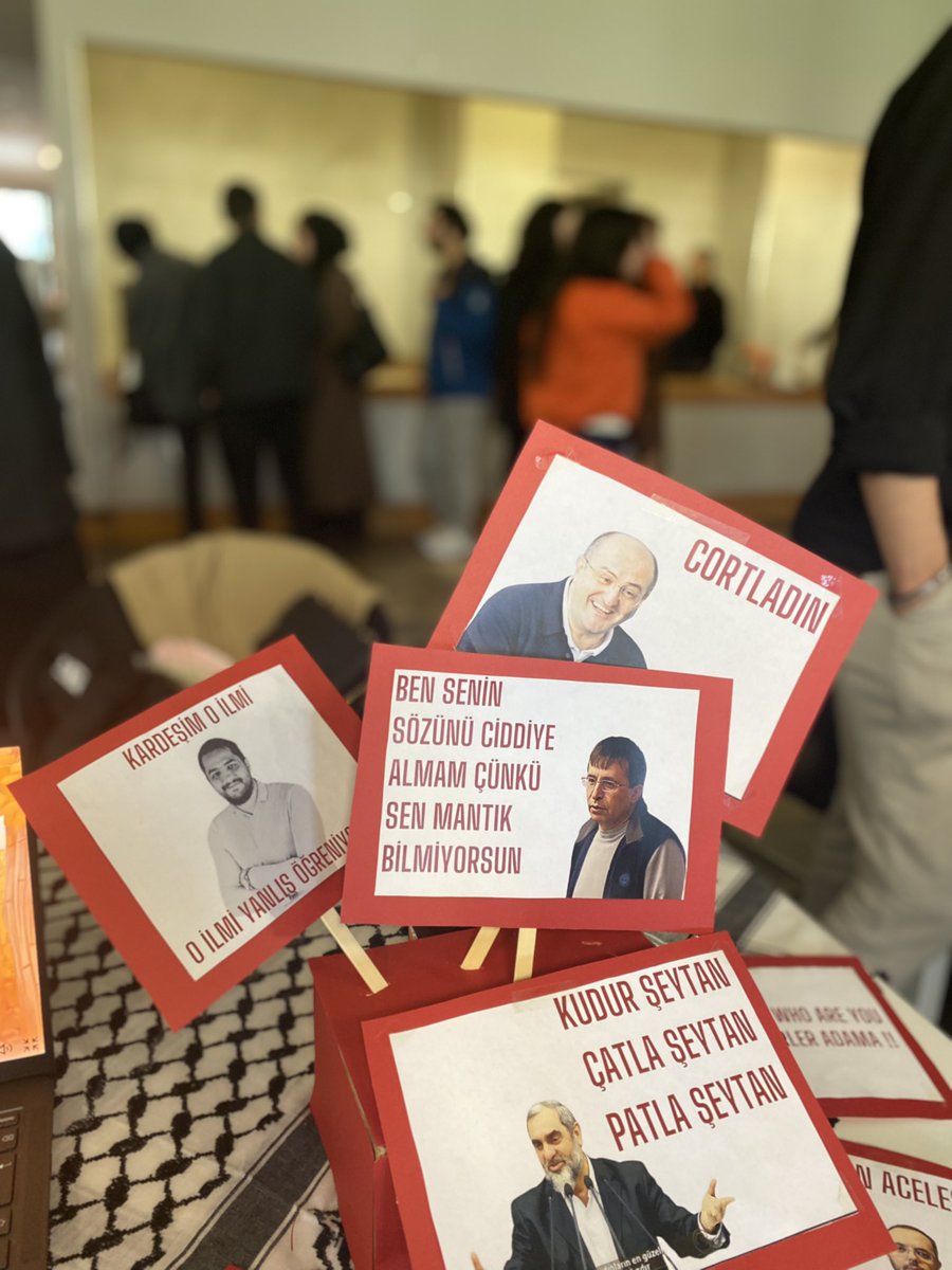 Kulüp tanıtımlarından;

Nasılız ama?
<a href="/AltayCemMeric/">Altay Cem Meriç</a>