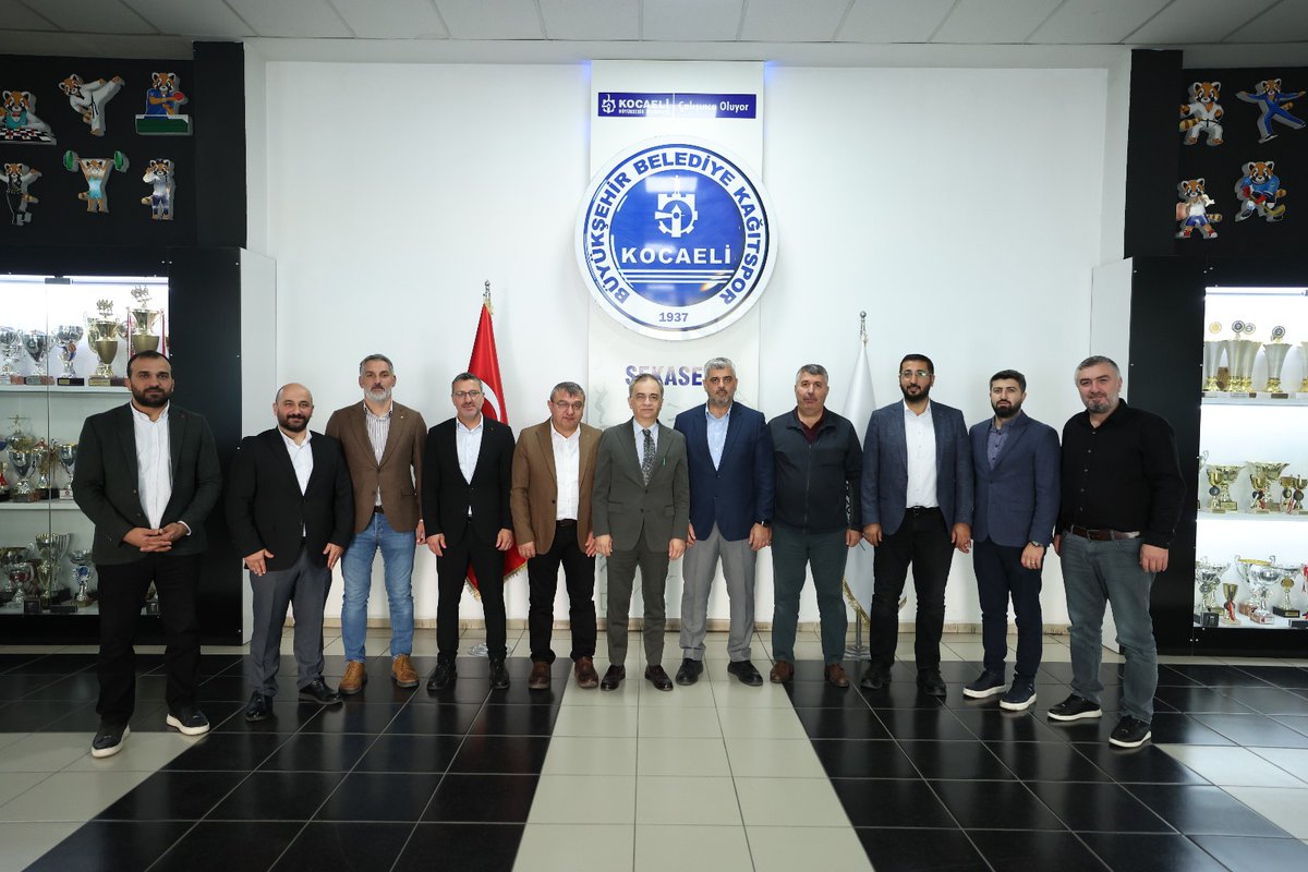 kagitspor's tweet photo. Kocaeli Büyükşehir Belediyemizin Genel Sekreteri Dr. Hayri Baraçlı'yı kulüp merkezimiz Sekasem'de ağırladık. Kendisine kulüp bünyemizde amatör sporlara ve  Kocaeli gençlerine yaptığımız çalışmalar hakkında bilgi verdik. https://t.co/i1dAXZOTyX