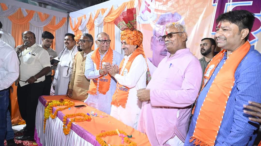 madanrrathore's tweet photo. आज दौसा प्रवास के दौरान खटीकान मौहल्ला में आयोजित दीपावली स्नेह मिलन समारोह के दौरान लोगों का जोश, उमंग व उत्साह एक नये रंग में दिखाई दिया। आप लोगों के इसी अपनेपन व स्नेह से अभिभूत होकर मेरा मन जनसेवा के लिए और भी प्रेरित हुआ हैं। एक बार पुनः हृदय की गहराइयों से आप सभी का आभार। https://t.co/o2L2lyPdi2