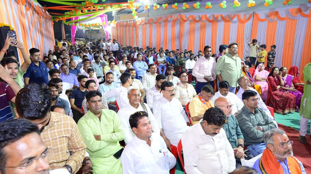 madanrrathore's tweet photo. आज दौसा प्रवास के दौरान खटीकान मौहल्ला में आयोजित दीपावली स्नेह मिलन समारोह के दौरान लोगों का जोश, उमंग व उत्साह एक नये रंग में दिखाई दिया। आप लोगों के इसी अपनेपन व स्नेह से अभिभूत होकर मेरा मन जनसेवा के लिए और भी प्रेरित हुआ हैं। एक बार पुनः हृदय की गहराइयों से आप सभी का आभार। https://t.co/o2L2lyPdi2