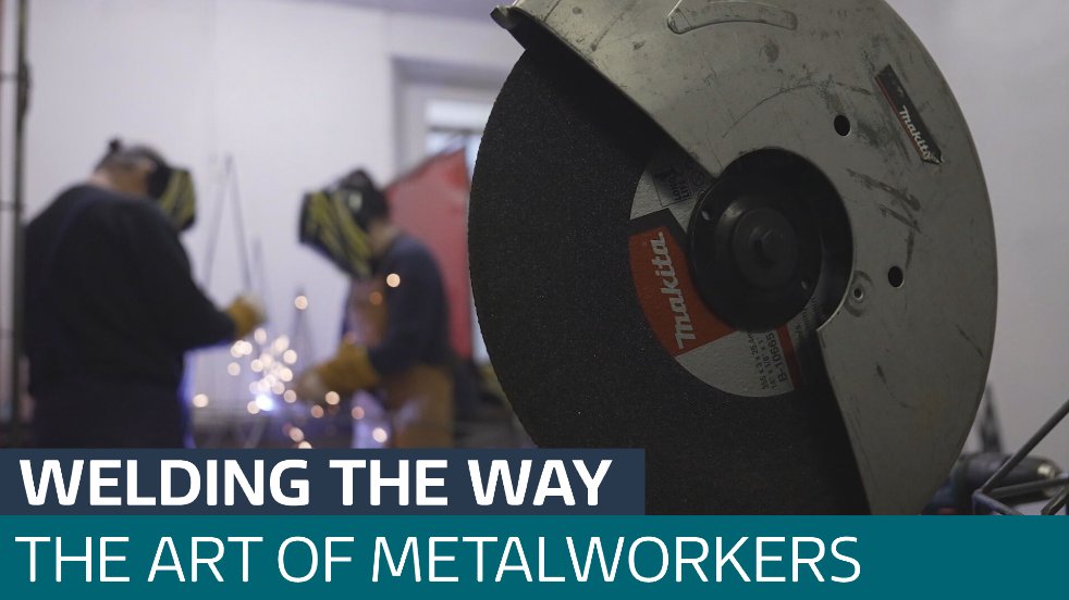 A team of welders have been training artists in Pontypridd in metalwork and now their skills are being put to the test at this year's Christmas trail in Cardiff itv.com/watch/news/the…
