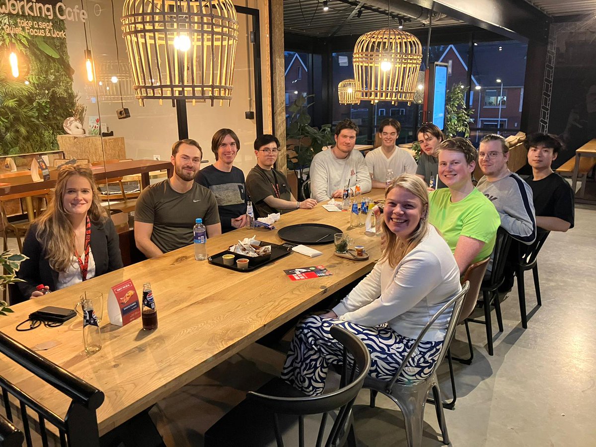 InfoSupportBV's tweet image. Onze afstudeerders gingen deze week letterlijk de lucht in! 
Na een eerste drankje was het tijd voor actie in het jump park. De avond sloten ze af met een gezamenlijke maaltijd – een moment om even bij te komen en bij te praten.

#afstuderen #teamuitje #afstudeerders #teamwork