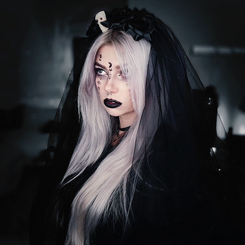 Halloween ist zwar vorbei, aber musste die beiden Looks noch posten 🥹🎃