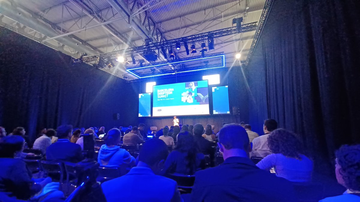Bon dia!avui a la 3era edició del #barcelonadeeptechsummit  <a href="/barcelonactiva/">Barcelona Activa</a> on es veu palés la col.laboracio entre tots els agents ecosistema #innovador   let,s innovate together! Let,s startup!