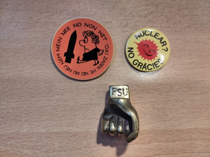 Notre appel a été entendu ! Une ancienne militante PSU de la fédération catalane nous a apporté ce badge antinucléaire en catalan ainsi que ce poing en métal estampillé PSU dont la fonction reste à déterminer...