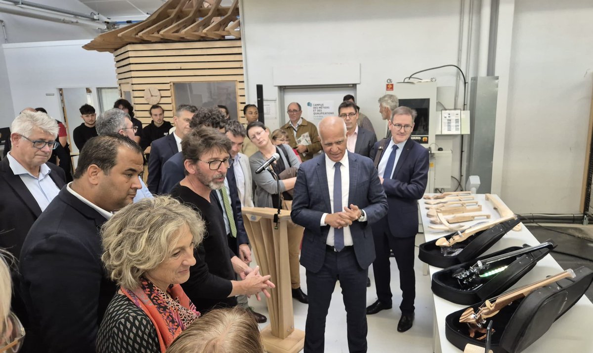 Inauguration avec <a href="/kamelchibli/">Chibli Kamel</a> du Campus des Métiers et Qualifications #CMQForêtBois au lycée d'Aubin 🌲
Objectif : renforcer l'attractivité des métiers du bois et susciter des vocations, grâce à des formations #innovantes répondant aux besoins des entreprises du territoire !