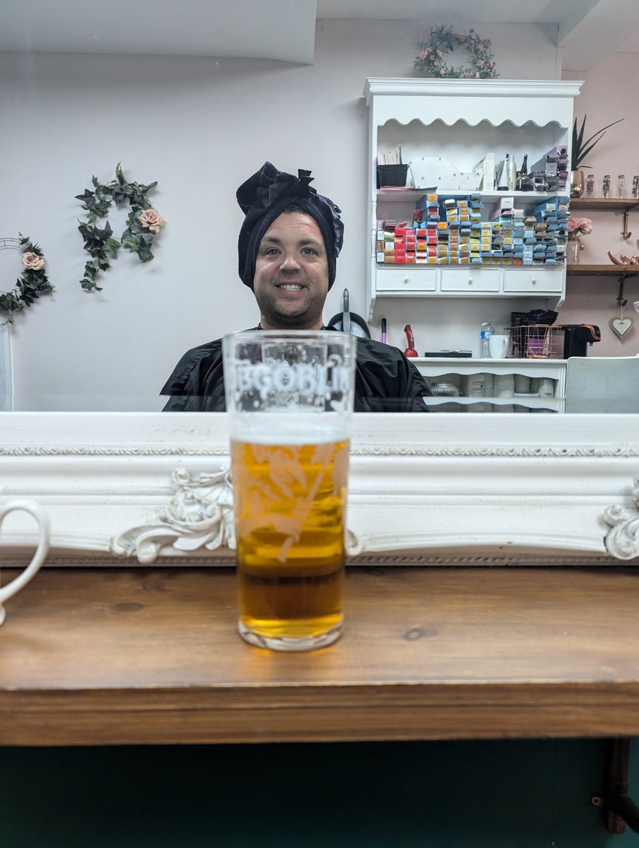 At the salon having my hair done with a <a href="/HobgoblinBeer/">Hobgoblin</a>  #gold #myhairdressersbetterthanyours
#Atherstone #goblineer