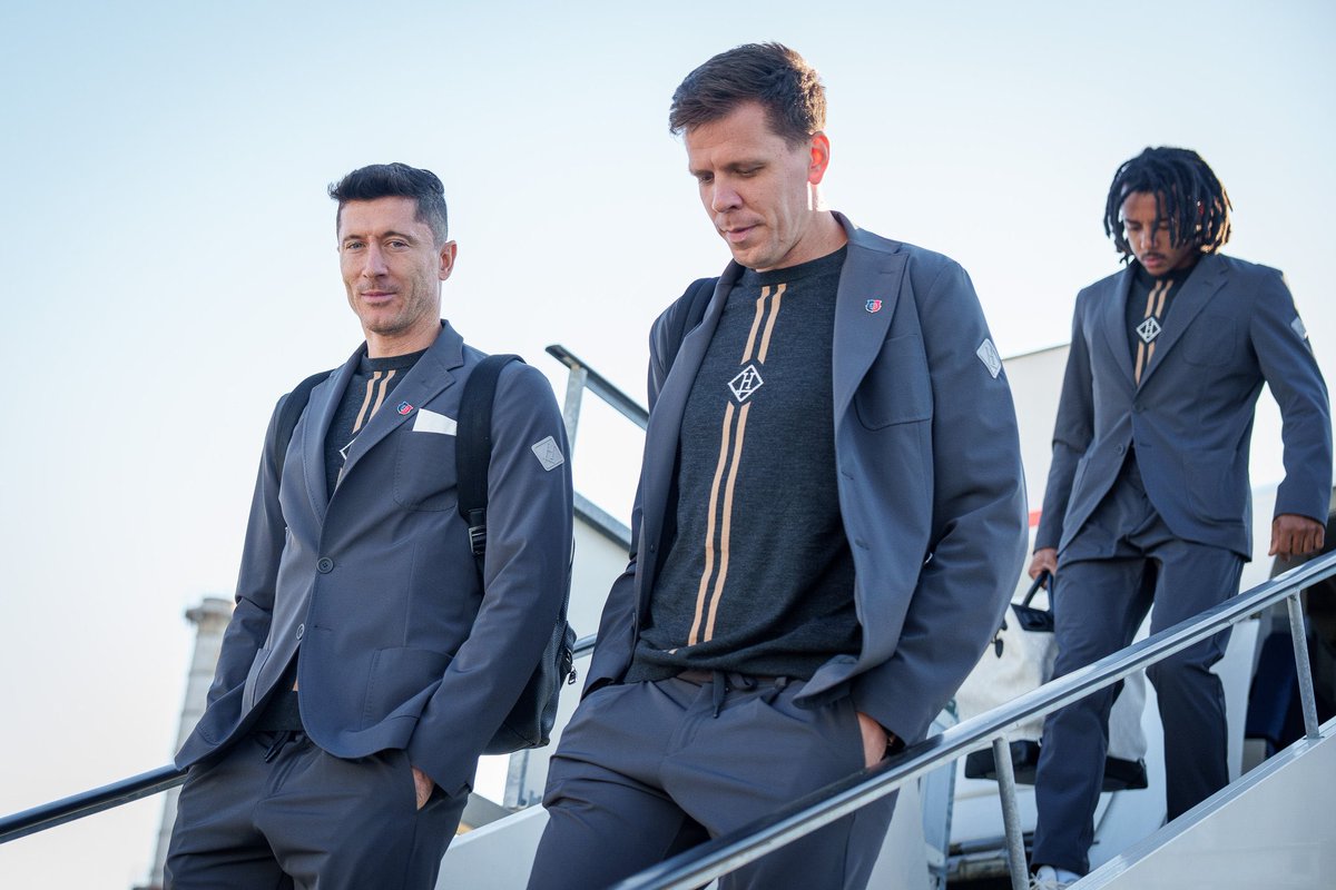 fcbarcelona_jp's tweet photo. 独自のスタイルで到着😎
@Herno_official  | #FormalWearPartner 👔 https://t.co/Rhqiey3Bom