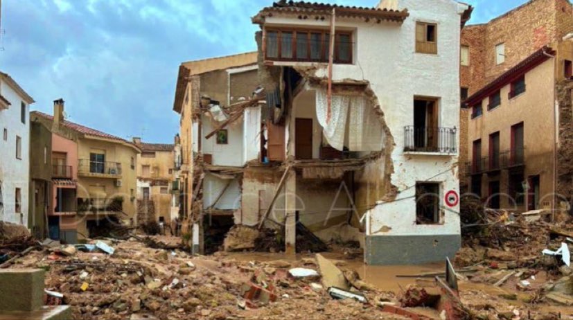 Está bien y es muy necesario por la dimensión del desastre. Pero en Albacete también hay un pueblo destrozado, con fallecidos y desaparecidos, que ha perdido todo y que vivía de algo que ya no tiene.

El olvido que está teniendo Letur a nivel social y de medios es importante.