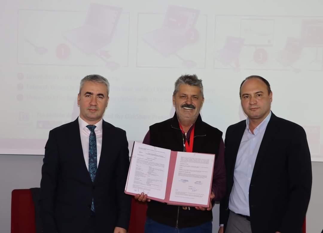 ESOGUSEM's tweet photo. İŞKUR ile ESOGÜ ve Karcan Kesici Takım San. ve Tic. A. Ş.  Arasında İş Birliği Protokolü İmzalandı. 
İmzalanan protokol kapsamında Üretim ve Planlama Mühendisliği mesleğinde istihdam garantili Mesleki Eğitim Kursu(MEK) düzenlenecek. 

#Eskişehir
#İŞKURdaİşVar
#esogüsem https://t.co/lvkOUyLANy