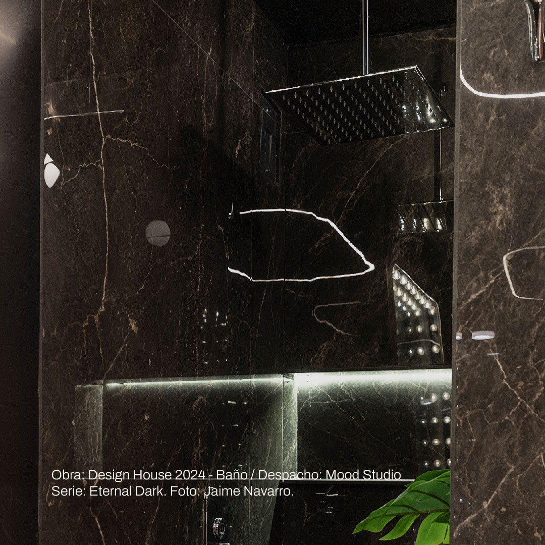 Firenzeworld's tweet image. Obra: Baño
Despacho: Mood Studio
Mood Studio tomó el baño de la Design House de este año y ha creado un espacio elegante y moderno. Tonalidades oscuras en materiales duraderos nos llena de modernidad #porcelanatoarquitectonico #porcelanato #arquitectura #diseñointeriores #firenze