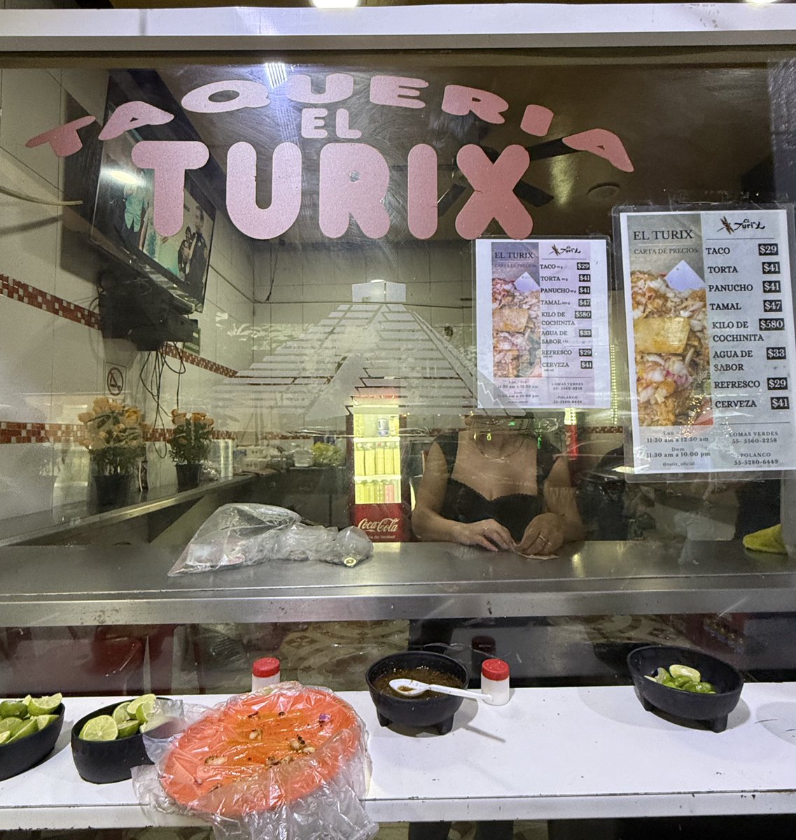 eatinglasvegas's tweet photo. Some of the best street tacos 🌮 in #CDMX are served out of a simple window, where you order directly from the chef, pay (by the honor system) AFTER you eaten them, while sitting on a curb, in the ritziest part of town. 
#Turix #Polanco 🐖🇲🇽😋😋😋😋 https://t.co/gGYYd4KIjF