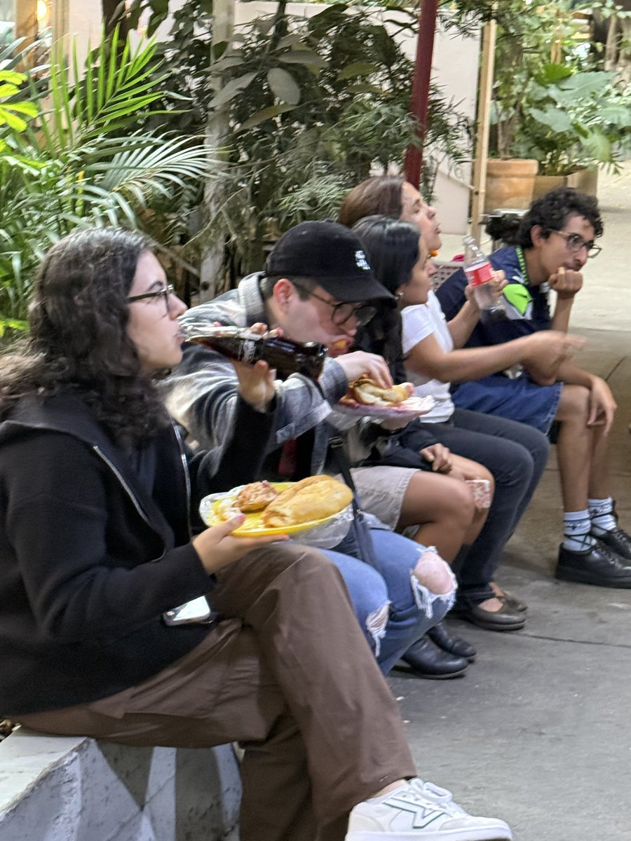 eatinglasvegas's tweet photo. Some of the best street tacos 🌮 in #CDMX are served out of a simple window, where you order directly from the chef, pay (by the honor system) AFTER you eaten them, while sitting on a curb, in the ritziest part of town. 
#Turix #Polanco 🐖🇲🇽😋😋😋😋 https://t.co/gGYYd4KIjF