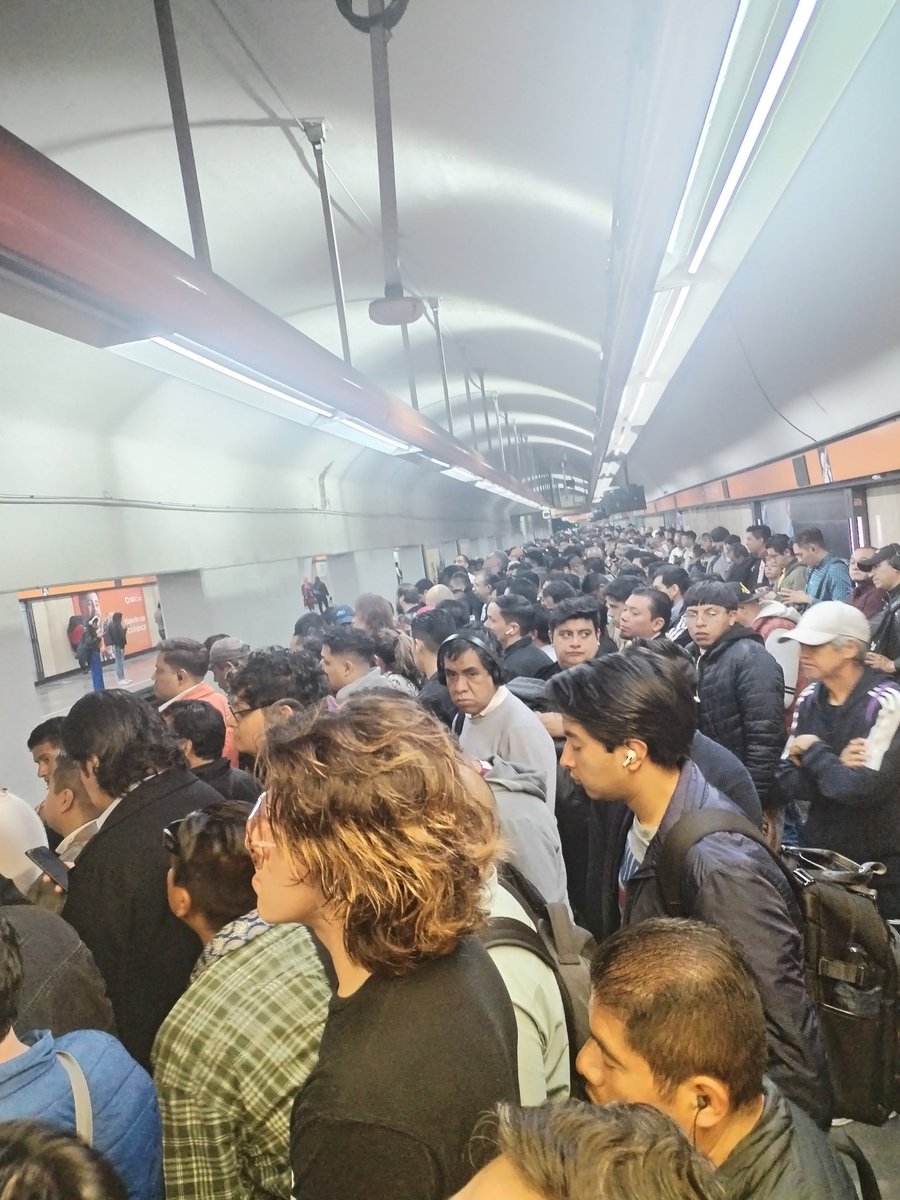 Qué pasa en la línea 7 <a href="/MetroCDMX/">MetroCDMX</a>? Estación Tacubaya con más de 15 min de espera en el anden. <a href="/telediario/">Telediario CdMx</a> <a href="/anyalanis14/">Ana Laura Alanís</a> <a href="/deividmedrano/">David Medrano Mora</a> <a href="/liliana_sosa/">Liliana S. 💜</a>