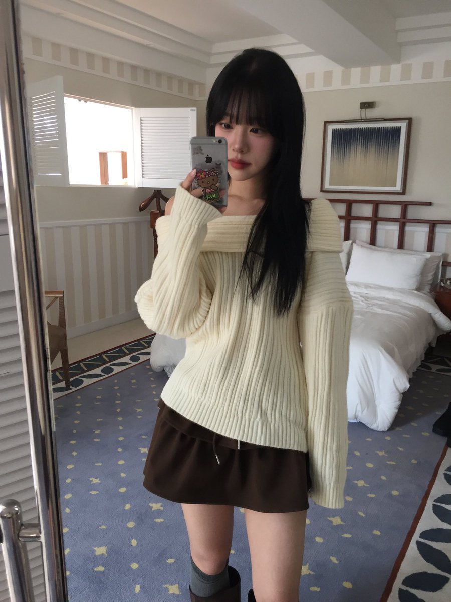 난 이맘때만 되면 오프숄더를 찾는 듯..
그런김에 이번에 발견한 핏 쥑여주는
오프숄더 공유합니다🫴🏻