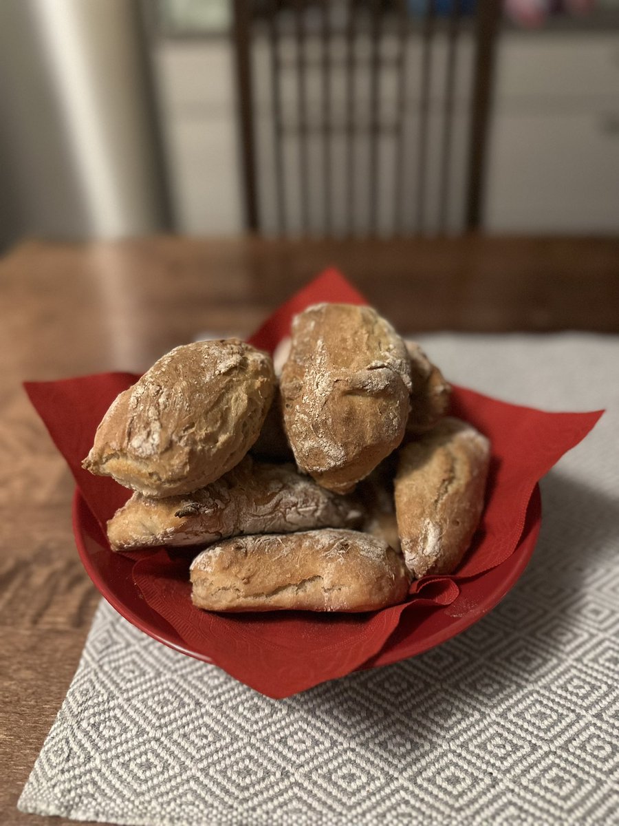 Teki mieli sämpylöitä, piti googlata parhaiden sämpylöiden ohje☺️ En tiedä ovatko parhaita mutta hyviä ovat 😉 #BakerBanker #PäijännePankkiiri #Sämpylät