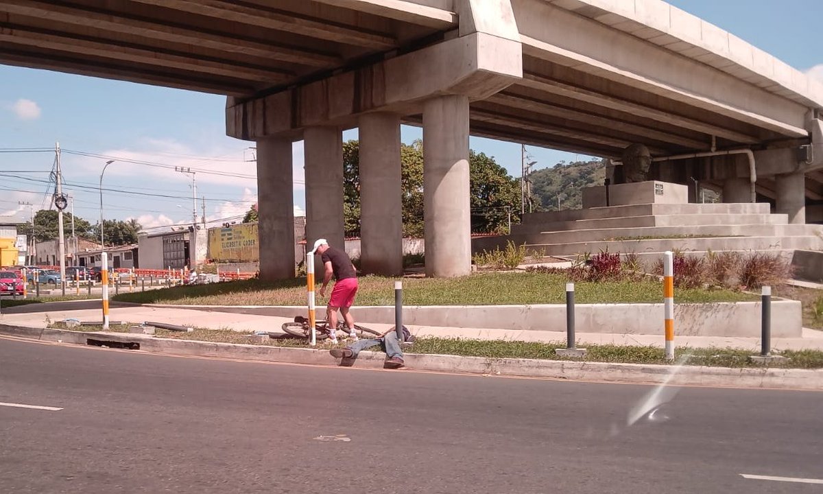elradarsv's tweet photo. #SantaAna503 #TraficoSV Está mediodia ciclista arrollado. Zona del paso a desnivel #Unicaes. https://t.co/XlwVvKdKG1