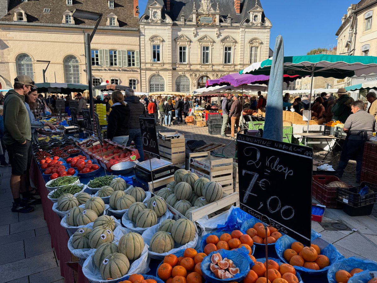 roadstraveler's tweet image. Market shopping. #beaune #france #outdoormarket #marchedebeaune #fallbounty #burgundy #bourgogne #yearineurope #TheRoadsTraveled #travel