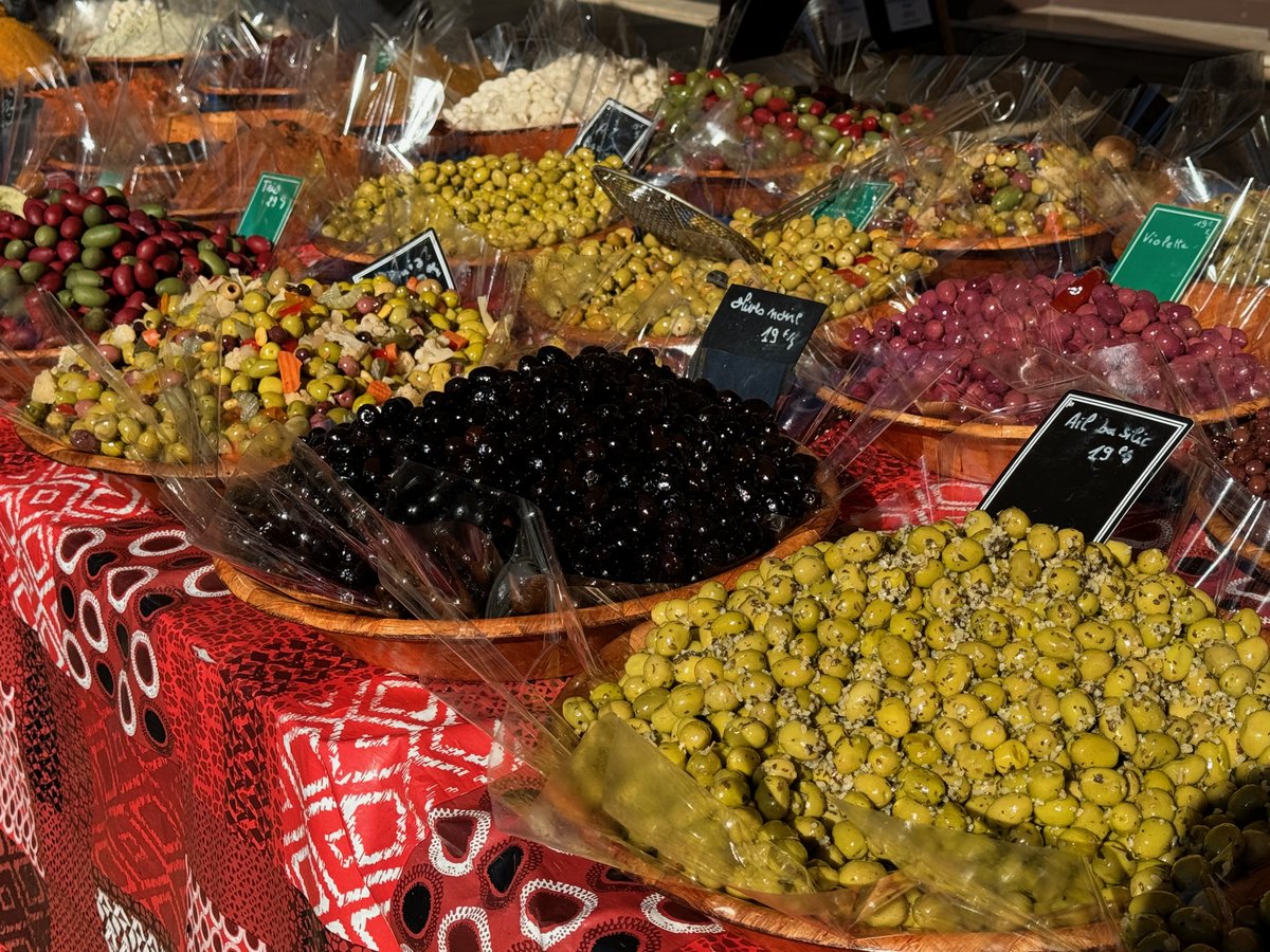 roadstraveler's tweet image. Market shopping. #beaune #france #outdoormarket #marchedebeaune #fallbounty #burgundy #bourgogne #yearineurope #TheRoadsTraveled #travel