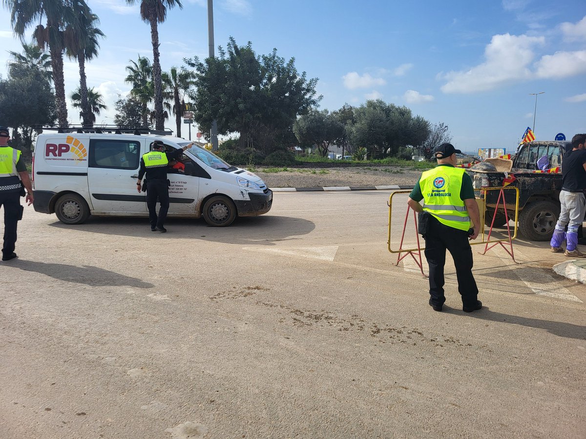 Nuestros compañeros de #IPAAndalucía ya están manos a la obra en el municipio de #Albal.
#Dana
#Valencia
#PoliciaLocal
#PoliciaNacional
#GuardiaCivil