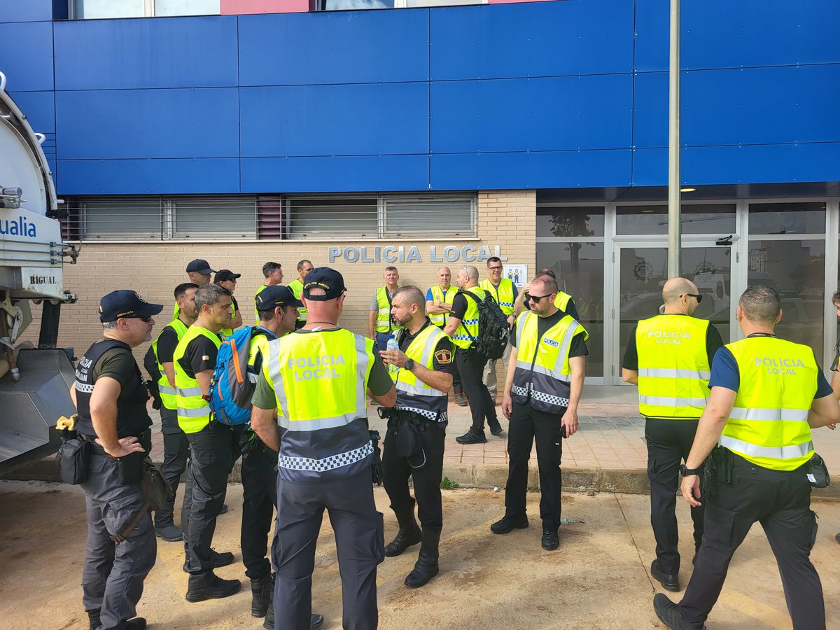 ipaandalucia's tweet photo. Nuestros compañeros de #IPAAndalucía ya están manos a la obra en el municipio de #Albal.
#Dana
#Valencia
#PoliciaLocal
#PoliciaNacional
#GuardiaCivil https://t.co/pSPaJmqG8W