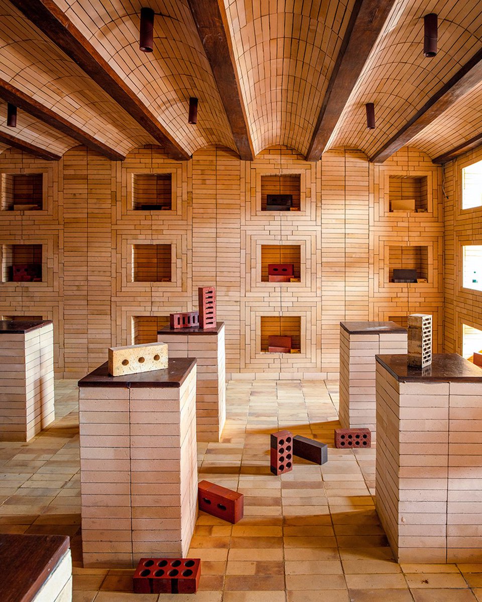 TASCHEN's tweet image. Tour the world and discover the most exciting and innovative #brick buildings!
This volume features new talents as well as established stars and showcases the use of brick across diverse #buildings, from 'Tate Modern Switch House' in London by Herzog & de Meuron to Daniel…