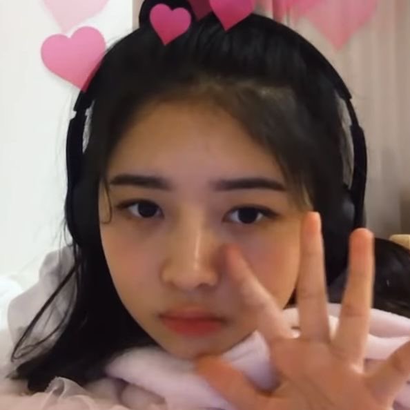 picsnaoirei's tweet photo. pre-debut rei's macbook selca >>>>> https://t.co/75KUszUbeg