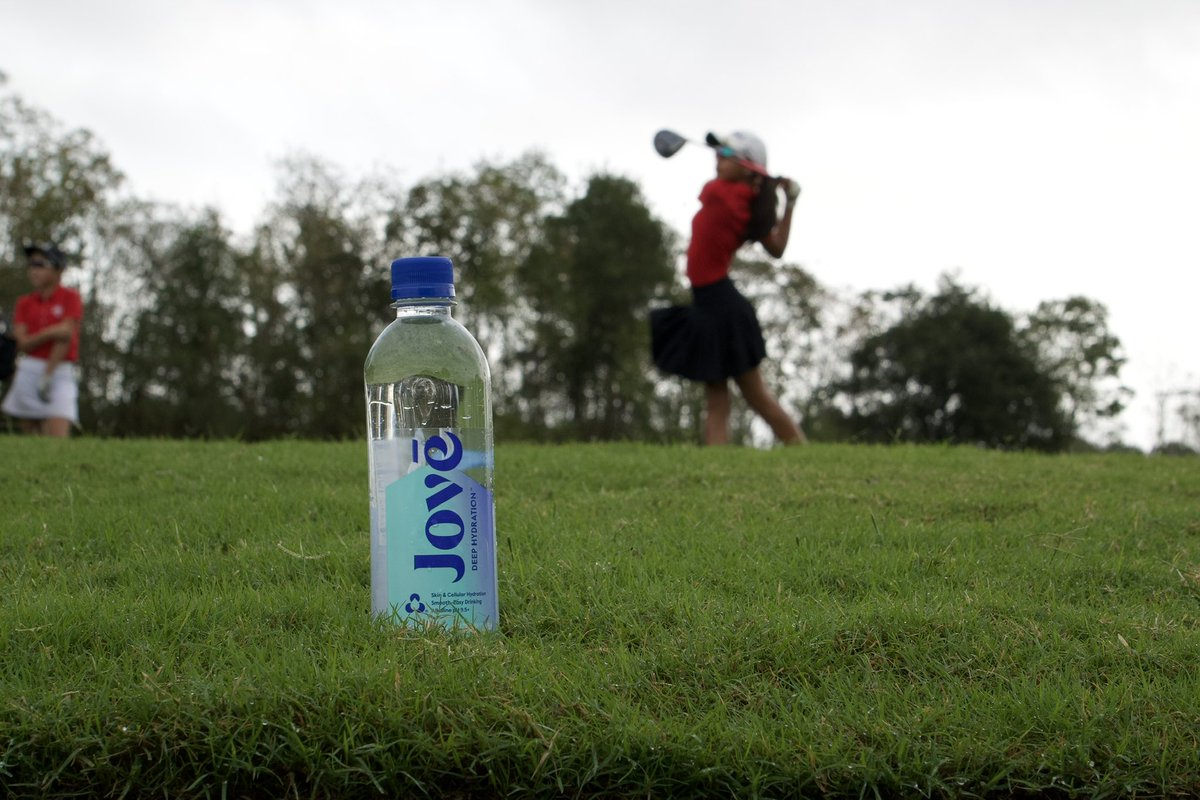 nb3jgnc's tweet photo. It might be November, but the heat in Louisiana means the 150 girls playing at the 2024 @pkbgirlstour #NB3JGNC need serious #hydration. That’s where our friends at @drinkjove come in!
Featuring #deephydration, #Jove makes for #happycells and a #happybody!
#nb3jgnc #juniorgolfhub #pkbgt #r1companies #wilsongolf #shortpar4 #dicksongolf #uspa #agame #jove #puttview #foresightsports #luggageforward #collarsandco #dicksongolf
