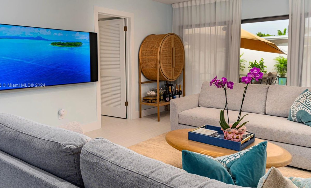 thomasdruck's tweet image. 🏙️ Renovated 2BR/2BA Penthouse in Coconut Grove! 848 sqft + 1,500 sqft rooftop terraces. Impact glass, 4 parking spots, prime location! $860K. #MiamiRealEstate #PenthouseLiving

📞 Talk to Tom today
📱 (305) 395-1288
Listing Broker: EXP Realty LLC