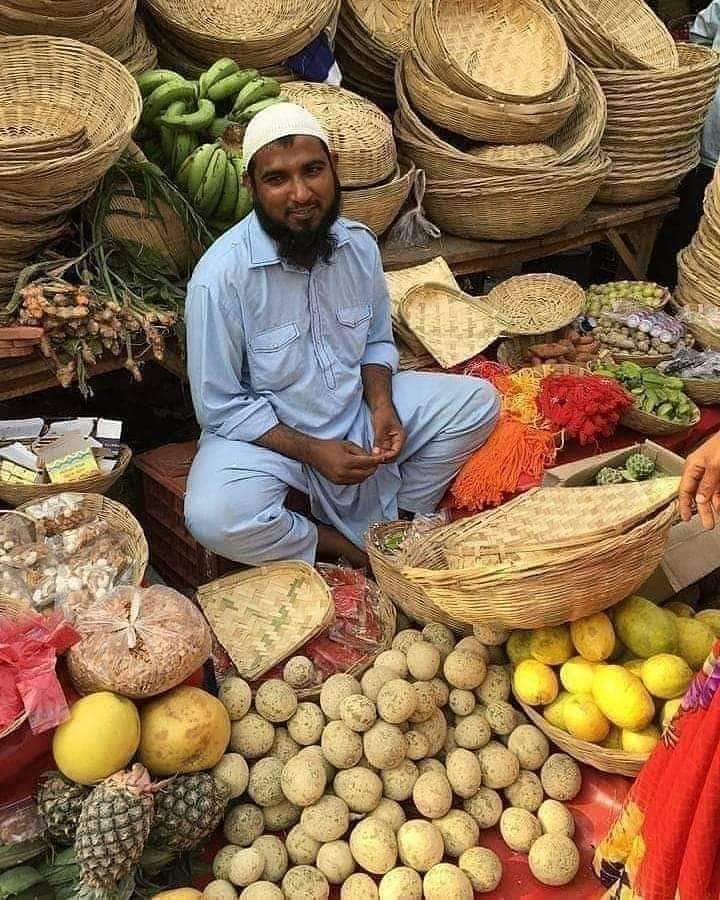 यह चाहता तो बिना टोपी के बिना दाढ़ी के छठ पूजा सामग्री बेच सकता था 

लेकिन फिर भी आत्मविश्वास के साथ टोपी और दाढ़ी के साथ बेच रहा है

 क्योंकि इसे मालूम है हिंदू धर्मनिरपेक्षता के नशे में होते हैं 

 अब आप कल्पना करिए की कोई हिंदू टीका लगाकर भगवा कपड़े पहनकर अपने दुकान में भगवान