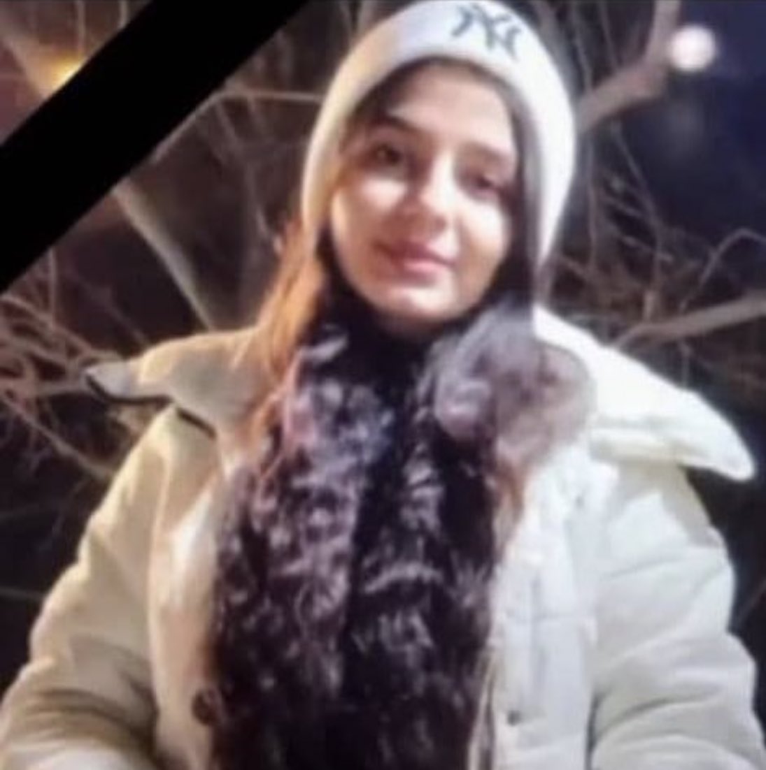 #آرزو_خاوری، دانش‌آموز ۱۷ ساله در تهران، روز ۱۵ آبان بعد از اینکه مدیر مدرسه به دلیل پوشیدن شلوار لی او را توبیخ کرده از مدرسه خارج شده و با پایین انداختن خودش از ساختمان، خودکشی کرده است.
پدر آرزو گفته مدیر با خانه‌شان تماس گرفته و گفته: «می‌دونید دخترتون چیکار کرده؟ موقع رفتن،