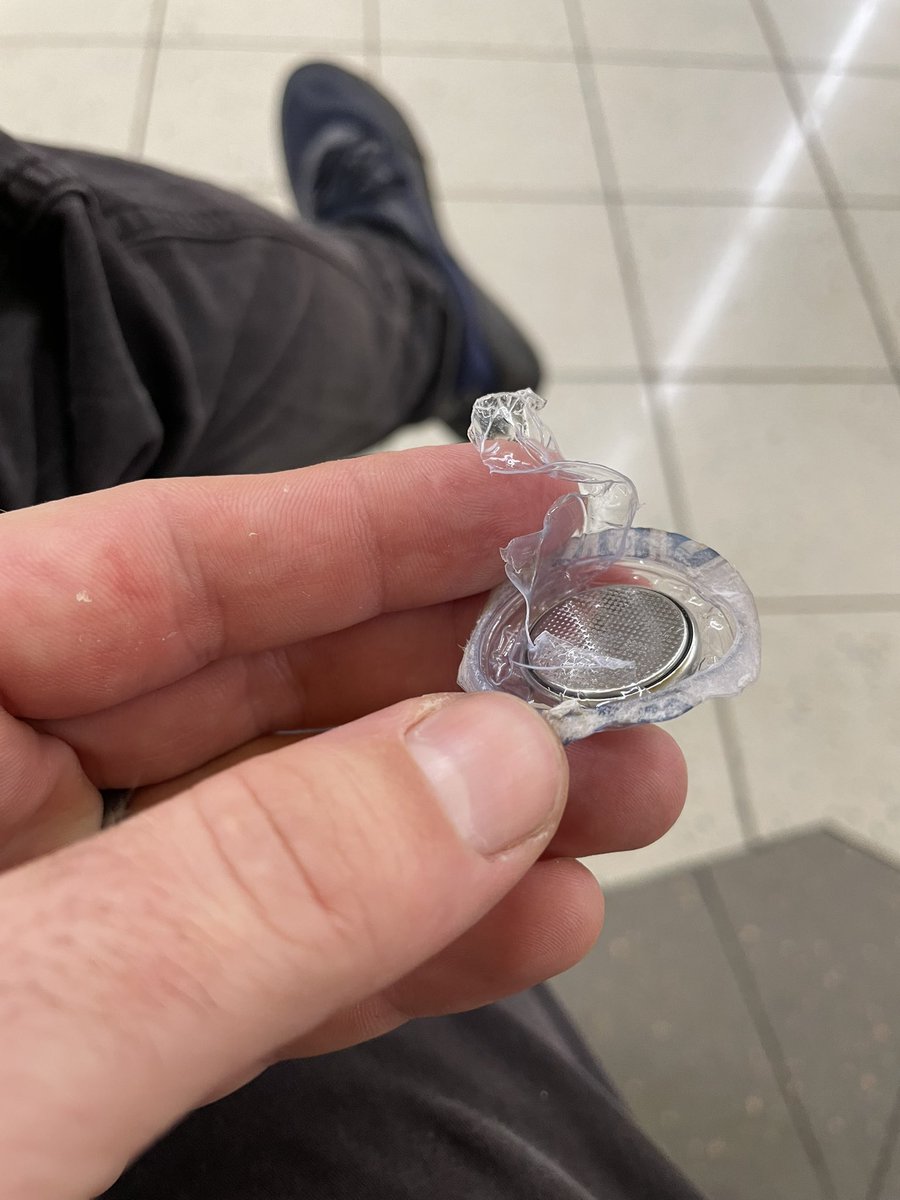 janmachek6's tweet photo. V pekle je speciální místo pro člověka,který vymyslel tyhle obaly.Tam bude celou věčnost tyhle obaly rozebírat bez noze a jiných pomůcek. https://t.co/GHkXH4wnrW