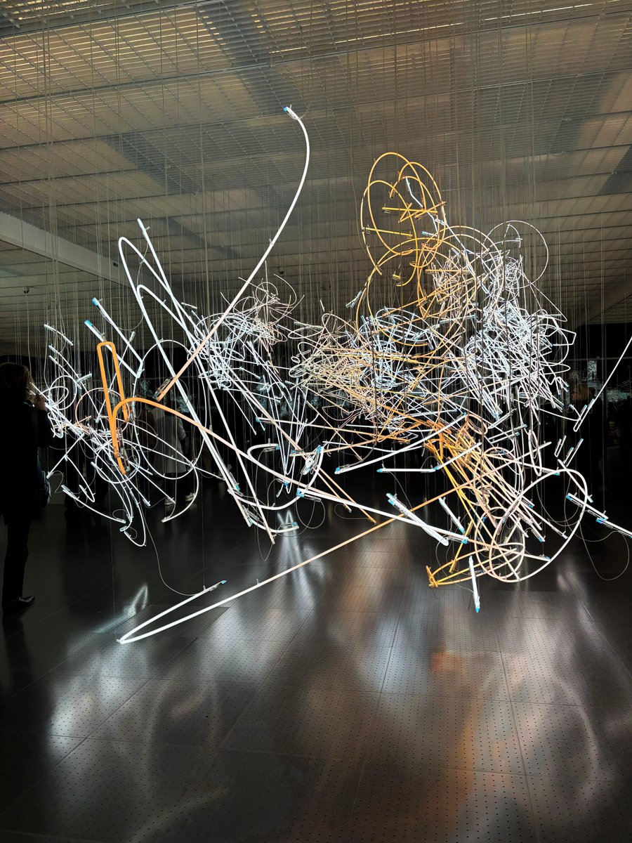JaponStrasbourg's tweet photo. #Exposition 🖼 | La vice-Consule AOKI a assisté à l’inauguration de l’exposition de Cerith Wyn Evans, jeudi 31/10 au Centre @PompidouMetz. 📸 L’œuvre de cet artiste gallois est empreinte de références à la culture japonaise, comme les jardins ou le théâtre nô. 🎌 @VilledeMetz https://t.co/tizUQE6pMK
