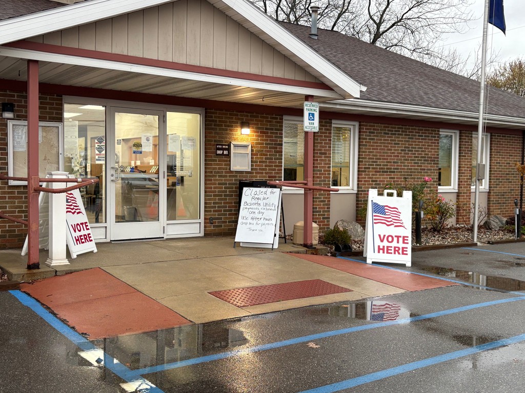 CMLIFE's tweet photo. Before 9 a.m. 177 ballots were submitted at Union Township Hall. Poll worker Mary Bentley said people arrived to vote before it opened. 
 
"There were a lot of people that were here early, before 7 o'clock, and standing in the rain ... I think it's going to be a steady flow." https://t.co/yahMIzNhSQ