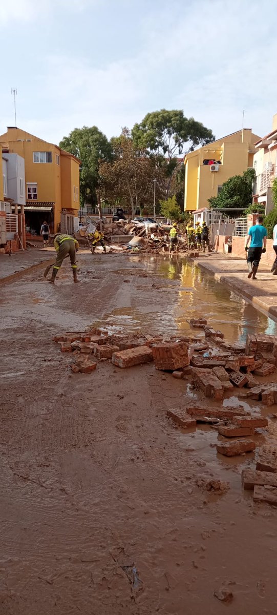 AT_Brif's tweet image. La @BrifLaza se han dividido en dos equipos y ahora están trabajando en la localidad de #Alfafar,  con herramienta manual ayudan a los vecinos con la limpieza de dos calles para liberarlas de obstáculos y barro.