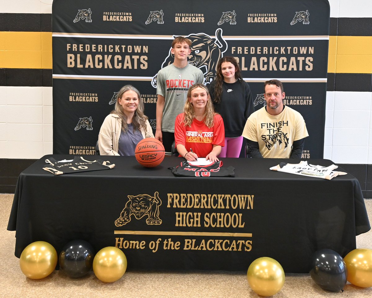 pj_reutzel's tweet photo. Blessed and Grateful! Thank you so much to @CarrieShephard4 and @CorneishaMorris for believing in me and really taking the time to build a relationship with me. I’m loyal to you forever because of that. I can’t wait to be a Lady Cardinal and represent @cardswomenbball! https://t.co/x6ftH57qCN